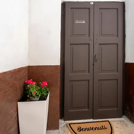 Guesthost - 4 - Lovely & Functional