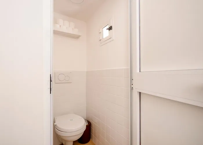 Guesthost - 4 - Lovely & Functional *